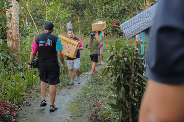 Namahagi ang Angat Buhay ng Solar Kits para Matugunan ang Kakulangan ng Kuryente sa Panicuason